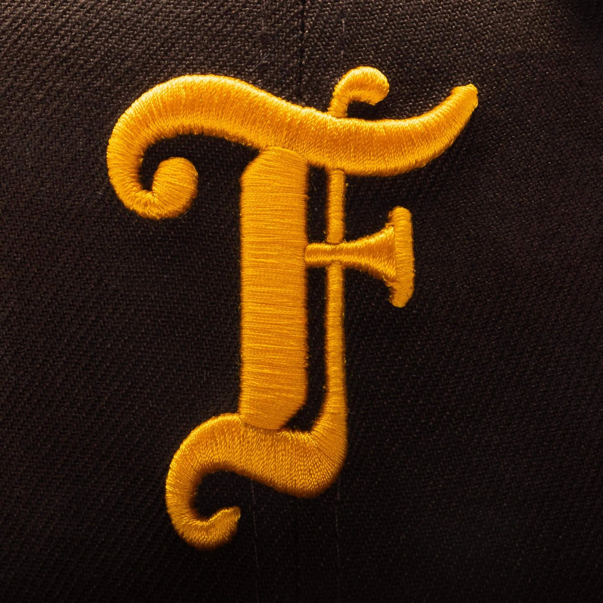 Feature x New Era Old English Calabasas Snapback - Brown/Sky