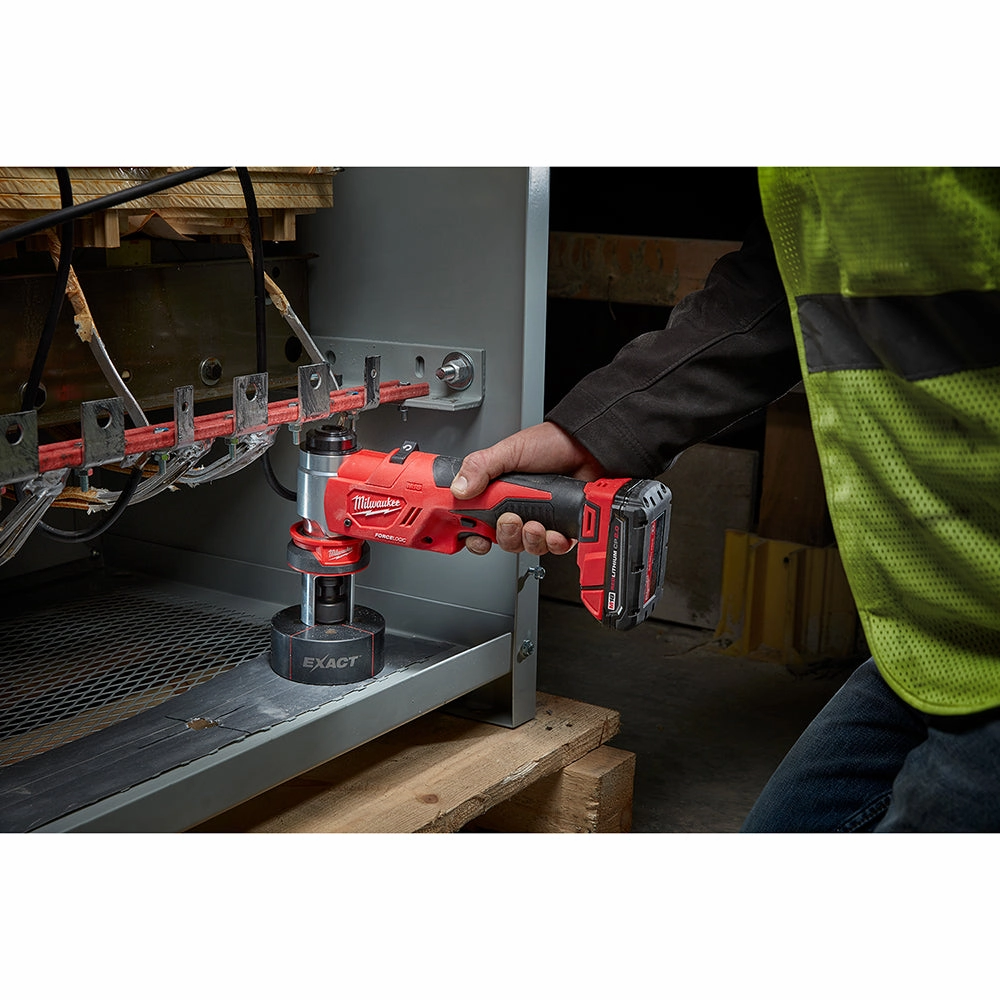 Milwaukee 2677-21 M18 18V FORCE LOGIC 6T Knockout Tool Kit w/ 1/2" - 4" Capacity